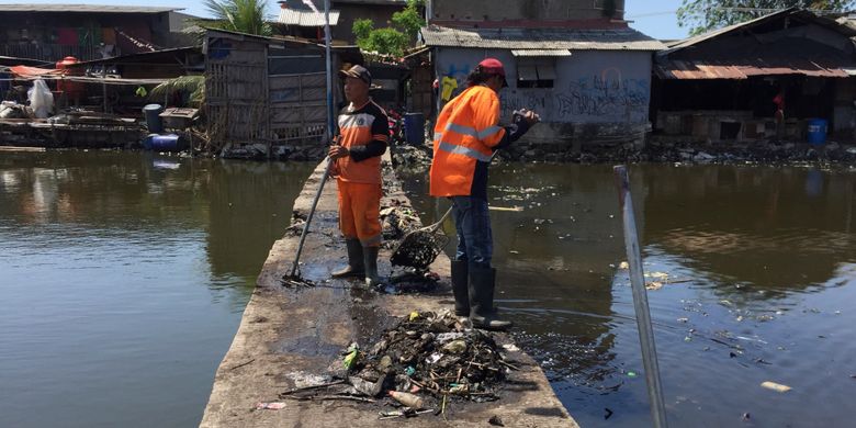 Kondisi Kampung Apung atau Kampung Teko di Kelurahan Kapuk, Kecamatan Cengkareng, Jakarta Barat usai dibersihkan oleh Pasukan Oranye, Senin (28/8/2017). Untuk pertama kalinya kawasan ini bersih dari daratan sampah dan eceng gondok yang sudah berada di sana selama belasan tahun terakhir.