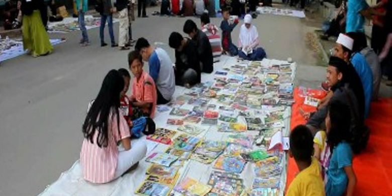 Jalan Raya di depan stadion Parasamya Majene sulawesi barat disulap Jadi Perpustakaan Jalanan. Komunitas penggiat literasi Educare Majene sulawesi barat, menggelar wisata edukasi dengan cara menyulap jalanan menjadi wahana perpustakaan jalanan, Minggu (13/8). Ribuan jenis buku-buku bacaan bermutu hingga komic yang menghibur dijajakan kepada warga dan para pengguna jalanan.(KOMPAS.Com)