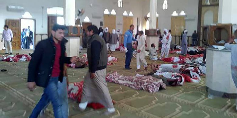 Warga berjalan melewati jenazah korban serangan bom dan tembakan di masjid Rawda, sekitar 40 kilometer sebelah barat kota El-Arish, Sinai Utara, Jumat (24/11/2017).