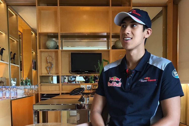 Pebalap Indonesia, Sean Gelael, menjalani sesi wawancara dengan awak media di Hotel Ritz Carlton, Singapura, Sabtu (16/9/2017).(KOMPAS.COM/JALU WISNU WIRAJATI)