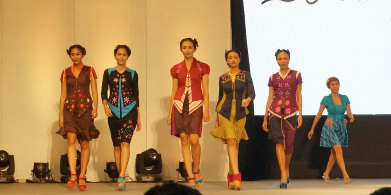 Kebaya karya Lenny Agustin dengan warna-warna cerita pada Festival Kebaya di Banyuwangi, Jawa Timur, Sabtu (22/4/2017).