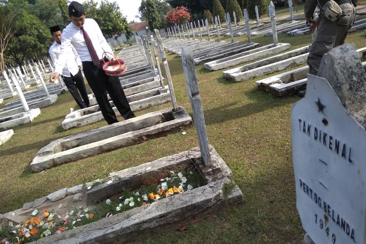 Bupati Purwakarta Dedi Mulyadi berziarah ke makam pahlawan tanpa nama di kompleks Taman Makam Pahlawan Sirnaraga, Rabu (16/8/2017).