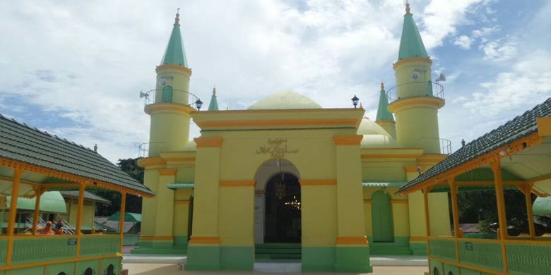 Masjid Sultan Riau di Pulau Penyengat, Tanjungpinang.