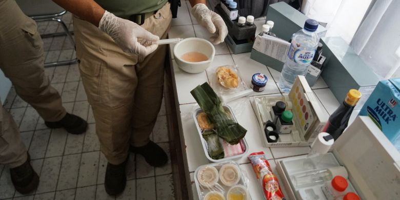 Proses uji kimiawi yang dilakukan Detasemen Kesehatan Paspampres terhadap makanan yang akan dikonsumsi oleh Presiden Joko Widodo. Ada empat parameter yang dilakukan dalam  serangkaian tes menggunakan alat khusus, yakni memastikan makanan dan minuman bebas dari sianida, acid, arsenik dan formalin.