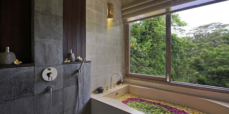 The Kayon Resort terletak di salah satu bukit di Ubud, dengan pemandangan langsung hutan tropis dan Sungai Petanu.