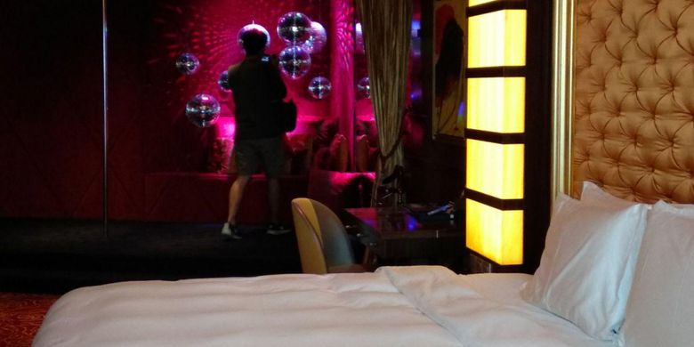 Kamar Mansion Suites dengan ruang bertema disco fever di Crockfords Tower, Resorts World Sentosa, Singapura.(KOMPAS.com/NIBRAS NADA NAILUFAR)
