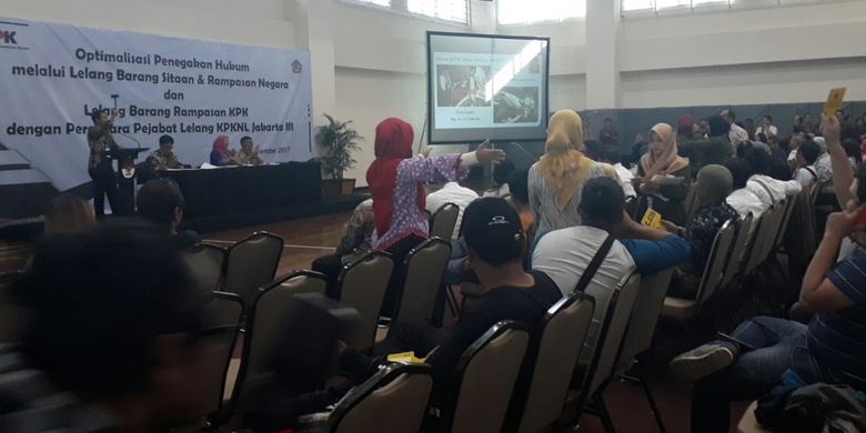 Barang rampasan yang dilelang Komisi Pemberantasan Korupsi (KPK) dengan perantaraan Kantor Pelayanan Kekayaan Negara dan Lelang (KPKNL) Jakarta III, laku terjual lebih dari Rp 3,5 miliar lebih atau tepatnya Rp 3.585.687.000. Jumat (24/11/2017)