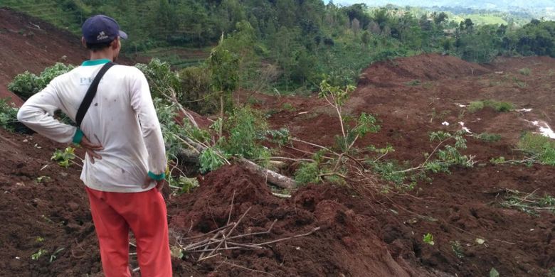 Salah satu relawan memantau lokasi bencana tanah longsor yang menimbun puluhan rumah di Dukuh Tingkil, Desa Banaran, Kecamatan Pulung, Kabupaten Ponorogo, Sabtu ( 1 / 4 / 2017)