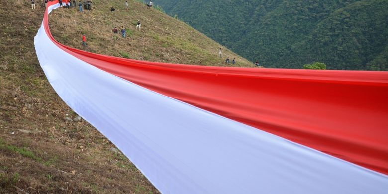 Ratusan warga membentangkan bendera Merah Putih sepanjang 72 meter di Pegunungan Matantimali Desa Wayu, Kinovaro, Sigi, Sulawesi Tengah, Kamis (17/8/2017). Pembentangan bendera yang dilaksanakan oleh Komunitas Patroli Kota Palu itu dimaksudkan untuk menanamkan nilai-nilai nasionalisme sekaligus memperingati HUT ke-72 RI. 