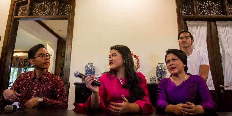 Ibu Negara Iriana Joko Widodo (kanan depan) didampingi ketiga anaknya yaitu Kaesang Pangarep (belakang), Kahiyang Ayu (kedua kiri) dan Gibran Rakabumi Raka (kiri) memberikan keterangan pers terkait pernikahan anaknya di kediaman pribadi, Sumber, Solo, Jawa Tengah, Minggu (17/9). Putri Presiden Joko Widodo Kahiyang Ayu akan menikah dengan Bobby Nasution pada 8 November 2017 di gedung Graha Sabha Buana Solo.