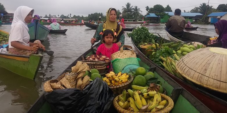 Suasana pasar apung Lok Baintan, Banjarmasin, Kalimantan Selatan, Selasa (17/10/2017).Suasana pasar apung Lok Baintan, Banjarmasin, Kalimantan Selatan, Selasa (17/10/2017).(KOMPAS.COM/ACHMAD FAIZAL)