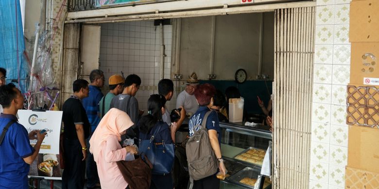 Kway Guan Huat menjual popiah sejak tahun 1938. Popiah merupakan makanan khas masyarakat Tionghoa. Kedai ini terletak di ruas jalan Joo Chiat (Joo Chiat Road), Geylang Serai, Singapura.