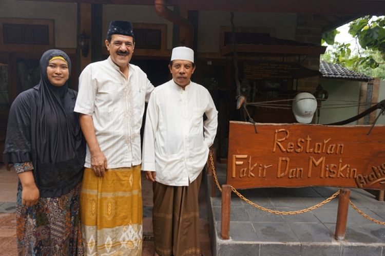 Haji Isam (tengah) dan istri bersama dengan Haji Husain yang mengelola restoran fakir miskin di Banyuwangi.