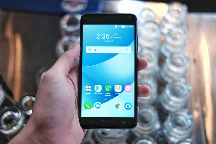 Asus Zenfone 4 Max Pro dalam genggaman.(Yoga Hastyadi Widiartanto/KOMPAS.com)