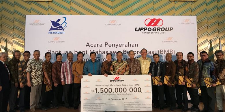 Menteri Riset, Teknologi, dan Pendidikan Tinggi, Mohammad Nasir, bersama Presiden Direktur Theo L. Sambuaga, dan founder Lippo Group Mochtar Riady, serta para perwakilan perguruan tinggi dalam Acara Penyerahan Bantuan bagi Mahasiswa Berprestasi Lippo Group Tahun 2017 di Gedung Kemenristek Dikti, Senayan, Jakarta Pusat, pada Senin (11/12/2017)