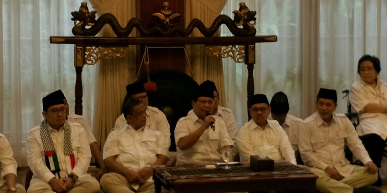 Ketua Umum Partai Gerindra Prabowo Subianto mengumumkan secara resmi partainya mengajukan Sudirman Said sebagai calon gubernur Jawa Tengah di kediamannya, Rabu (13/12/2017).