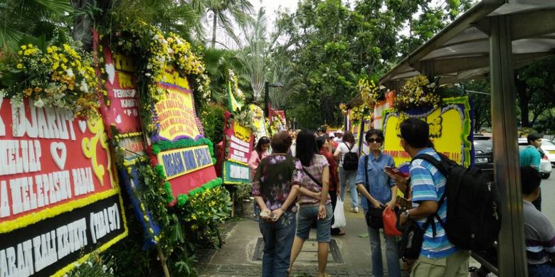 Karangan bunga yang kami terima sampai hari ini, Sabtu (29/04/2017) sekitar 6.000 lebih, ujar petugas Balai Kota DKI Jakarta, Erwin C Kusumah kepada KompasTravel.