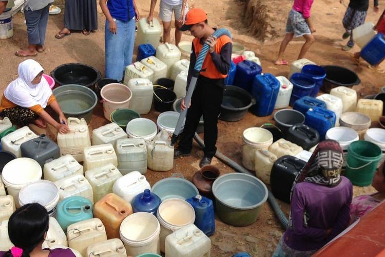 Warga mengantre bantuan air bersih dari Badan Penanggulangan Risiko Bencana (BPBD) Banjarnegara, Kamis (31/8/2017).