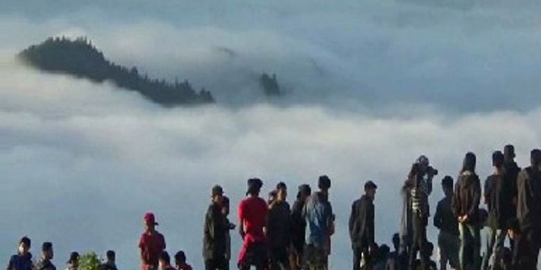 Setelah viral di medsos sejak lebih dari sebulan terakhir, obyek wisata Buntu Liarra yang populer dengan sebutan Negeri di atas awan kini terus disesaki wisatawan terutama pada hari Sabtu dan Minggu.(KOMPAS.com/JUNAEDI)