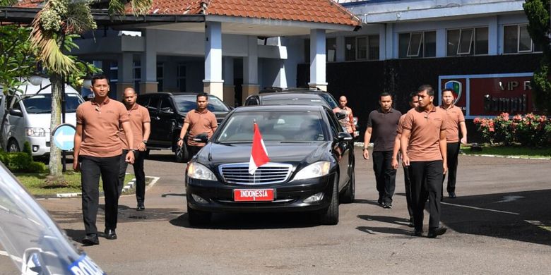 Paspampres Grup A mengawal mobil kepresidenan yang ditumpangi Presiden Joko Widodo, Senin (18/12/2017).