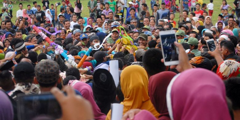 Dalam Hitungan Menit, Tiga Gunungan Haul Ki Ageng Joko Tarub Ludes! Dalam Hitungan Menit, Tiga Gunungan Haul Ki Ageng Joko Tarub Ludes! video viral info traveling info teknologi info seks info properti info kuliner info kesehatan foto viral berita ekonomi