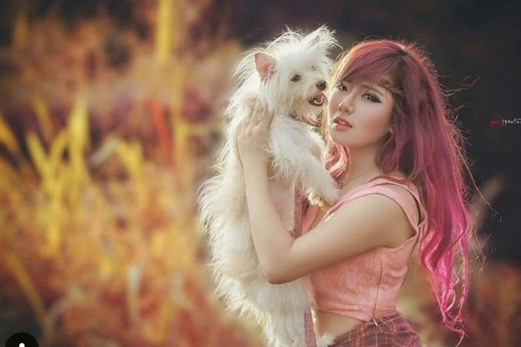Koleksi foto Elishia bersama anjingnya bernama Valentine.