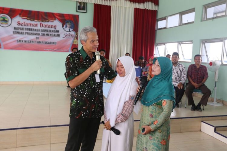 Gubernur Jateng Ganjar Pranowo mendapat aduan dari siswi SMK yang mengadukan karena tak mengizinkan kuliah, Rabu (27/9/2017)