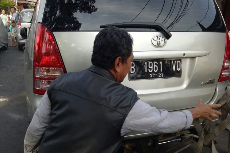 Seorang PNS dari Kementerian Perhubungan marah-marah karena mobil yang dikendarainya diderek petugas Suku Dinas Perhubungan Jakarta Pusat. Mobil tersebut diderek karena parkir liar di atas trotoar di daerah Kwitang, Jakarta Pusat, Selasa (29/8/2017)