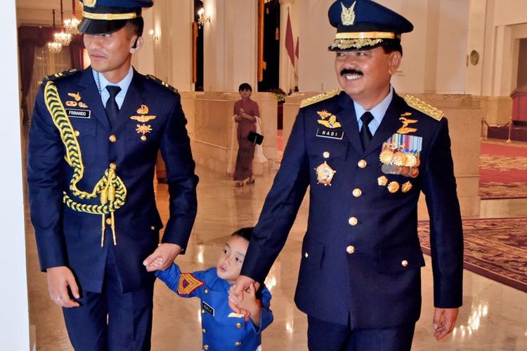 Panglima TNI Marsekal Hadi Tjahjanto menggandeng sang cucu di Istana Negara, Jakarta, Jumat (8/12/2017).(Agus Suparto/Fotografer Kepresidenan)