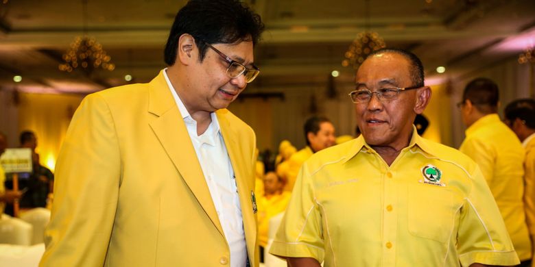 Ketua Umum DPP Partai Golkar, Airlangga Hartarto berbincang bersama Ketua Dewan Pembina Partai Golkar Aburizal Bakrie saat pembuka Rapat Pimpinan Nasional (Rapimnas) Partai Golkar di JCC, Senayan, Jakarta, Senin (18/12/2017). Rapimnas tersebut merupakan kelanjutan dari rapat pleno pada Rabu (13/12/2017) yang telah memilih Airlangga Hartarto selaku Ketua Umum Golkar menggantikan Setya Novanto sebagai pengisi jabatan lowong.