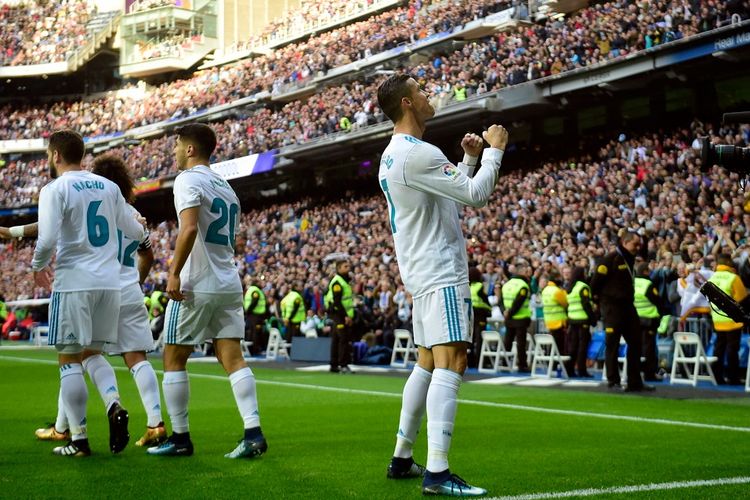 Cristiano Ronaldo merayakan gol Real Madrid ke gawang Sevilla di hadapan suporter yang memadati Stadion Santiago Bernabeu, Sabtu (10/12/2017).