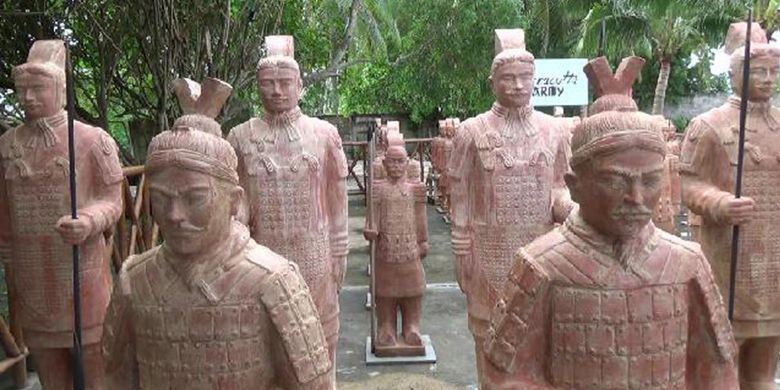 Patung Terakota yang sarat nilai sejarah bisa anda temukan di Pantai Tongaci Sungailiat, Bangka, Kepulauan Bangka Belitung.
