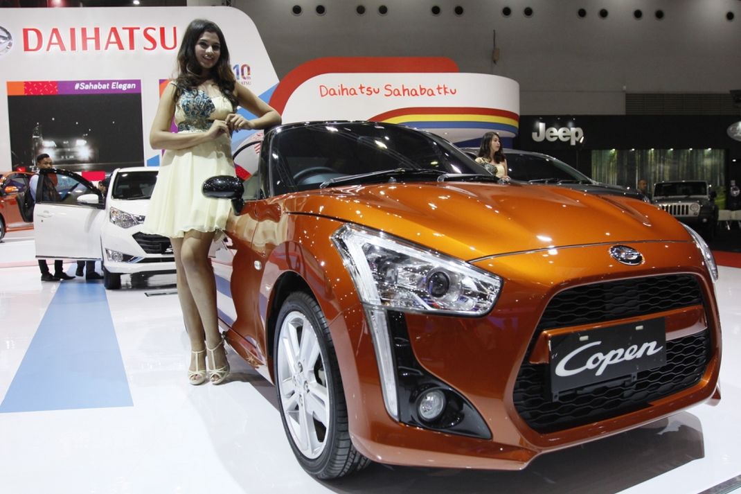 Sales promotion girl berpose saat pameran otomotif Indonesia International Motor Show (IIMS) 2017 di JI Expo Kemayoran, Jakarta, Kamis (27/4/2017).Tidak hanya cantik, SPG juga dibekali dengan pengetahuan dasar terkait kendaraan yang dipromosikan, sehingga bisa memberikan jawaban yang tepat ketika ada calon pembeli yang bertanya (KOMPAS.com/ANDREAS LUKAS ALTOBELI)