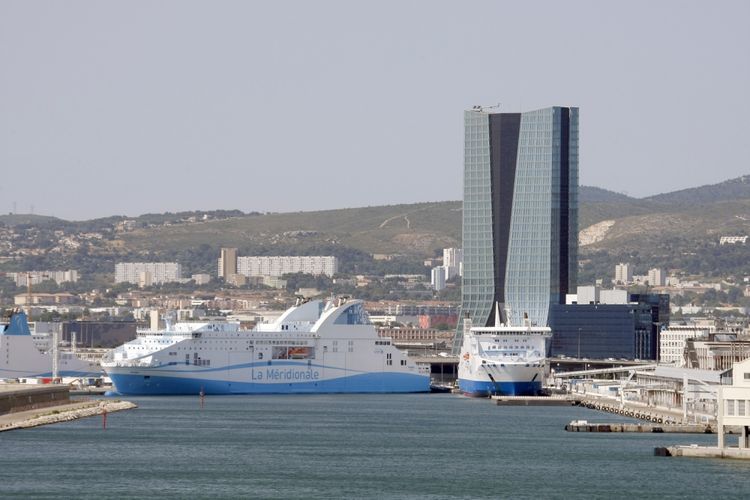 Salah satu sudut wajah kota Marseille, Perancis selatan. Tampa menara CMA CGM Company (kanan) di Marseille. Bangunan ini merupakan salah satu karya arsitek wanita berpengaruh Zaha Hadid. (Foto: Ilustrasi)