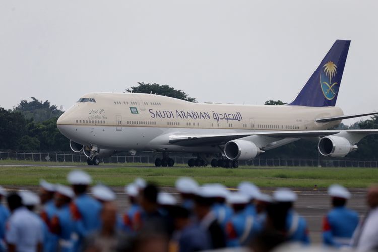 Pesawat Boeing 747 SP yang membawa Raja Arab Saudi Salman bin Abdulaziz al-Saud tiba di Bandara Halim Perdanakusuma, Jakarta, Rabu (1/3/2017). Kunjungan Raja Salman ke Indonesia setelah 47 tahun lalu dalam rangka kerja sama bilateral Indonesia - Arab Saudi.