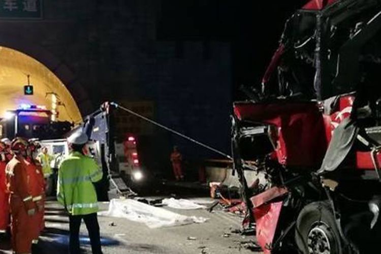 Sedikitnya 36 orang tewas dan 13 lainnya cedera saat sebuah bus yang penuh sesak menabrak dinding bukit di mulut sebuah terowongan jalan tol di China utara, Kamis malam. 
