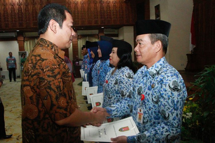 Wali Kota Semarang Hendrar Prihadi menyerahkan surat kenaikan pangkat kepada 172 orang PNS berprestasi di Kota Semarang, Selasa (26/9/2017).