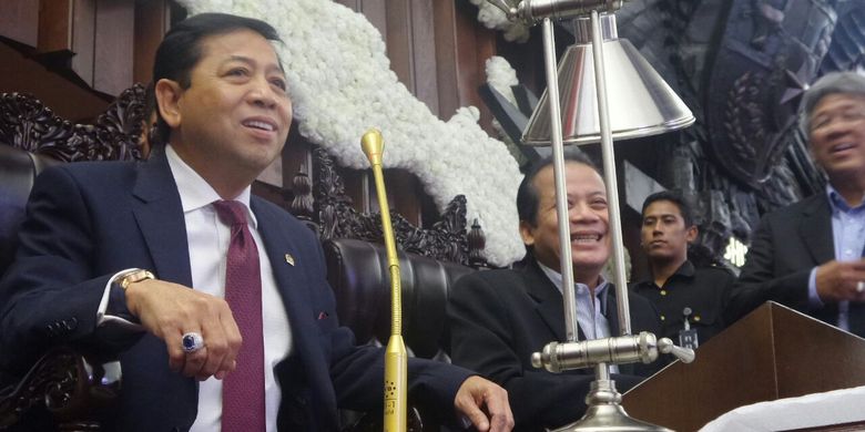 Ketua DPR RI Setya Novanto saat meninjau kesiapan penyambutan Raja Salman di ruang sidang paripurna, Gedung Nusantara Paripurna, Kompleks Parlemen, Senayan, Jakarta, Rabu (1/3/2017).