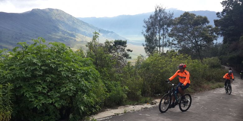 Sejumlah peserta Funbike Bromo 2017 yang diselenggarakan oleh Balai Besar Taman Nasional Bromo Tengger Semeru (TNBTS) saat menuju Pos Jemplang, Gunung Bromo, Jawa Timur, Minggu (19/11/2017).