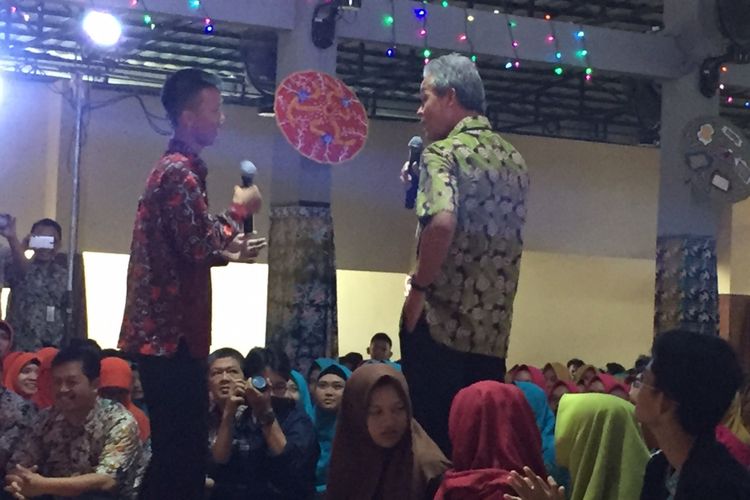 Gubernur Jawa Tengah Ganjar Pranowo dalam kegiatan Gubernur Mengajar di SMA Negeri 1 Sokaraja Banyumas, Jawa Tengah, Senin (2/9/2017).
