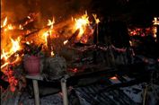 Rumahnya Terbakar, Aladin Pingsan usai Selamatkan 2 Ekor Kambing