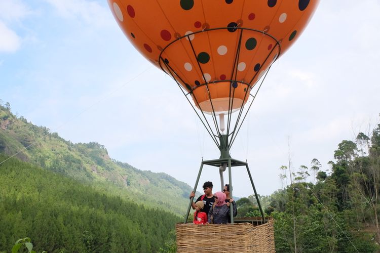 Pengunjung sedang berpose di wahana balon terbang The Lodge Maribaya, Bandung, Jawa Barat.
