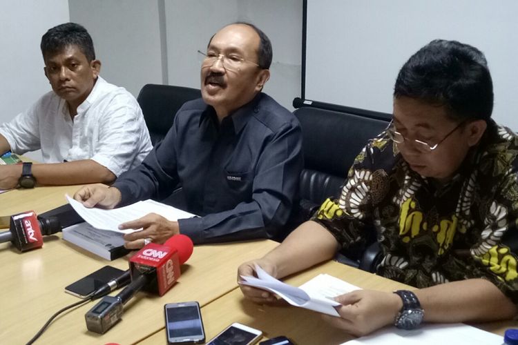 Kuasa Hukum Setya Novanto Fredrich Yunadi di kantornya(Kompas.com/Rakhmat Nur Hakim)