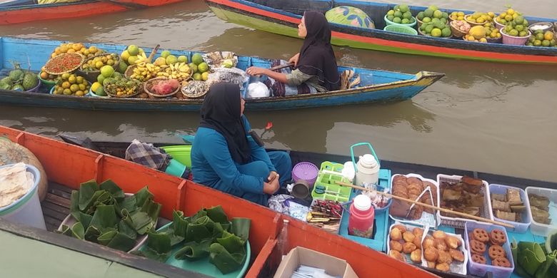 Suasana pasar apung di Lok Baintan, Banjarmasin, Kalimantan Selatan, Selasa (17/10/2017).