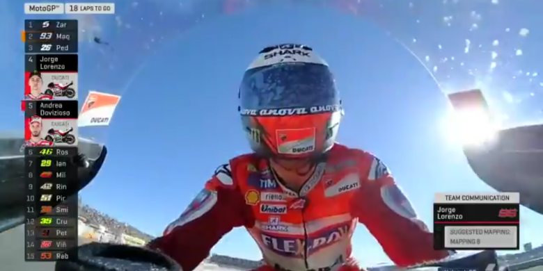 Lorenzo saat diberikan kode mapping 8 oleh tim Ducati untuk memberi jalan Dovizioso.