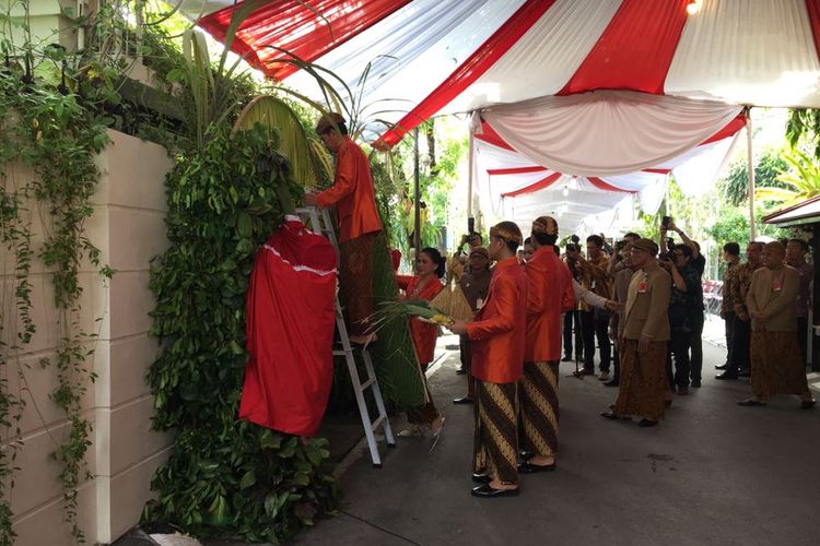 Presiden Joko Widodo memasang beleketepe, sebagai awal dimulainya rangkaian acara pernikahan putrinya Kahiyang Ayu dengan Bobby Nasution, Selasa (7/11/2017)