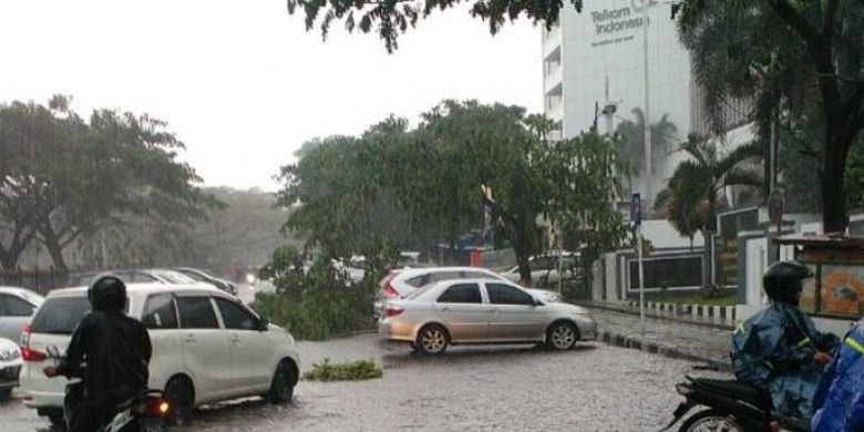 Hujan deras disertai angin kencang terjang Bandung, Jawa Barat, Rabu (19/4/2017).