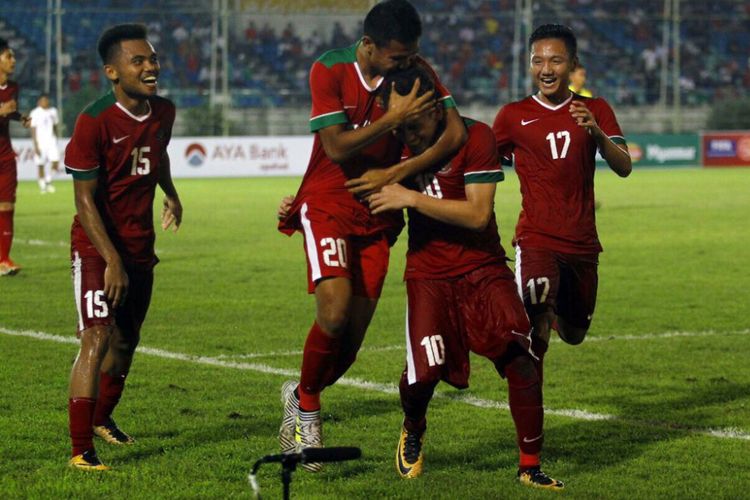 Para pemain timnas U-19 merayakan gol Egy Maulana ke gawang Myanmar pada pertandingan Piala AFF U-18 2017, Selasa (5/9/2017).
