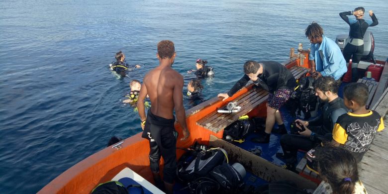 Para diver wisatawan mancanegara diving di spot Kampung Wisata Yenbuba, di Pulau Manswar, Raja Ampat, Papua Barat. Laut yang jernih, biota yang kaya, serta masih cukup terawat membuatnya jadi salah satu spot diving favorit di Raja Ampat.(KOMPAS.COM / MUHAMMAD IRZAL ADIAKURNIA)