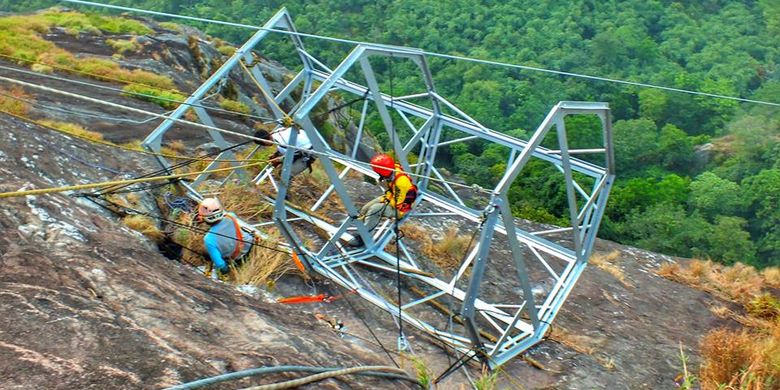 Pembangunan hotel gantung di sisi tebing Gunung Parang, Purwakarta.